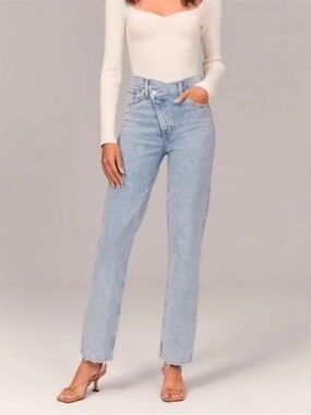 Abercrombie Ultra High Rise 90s Straight Jean. Light wash Crossover.